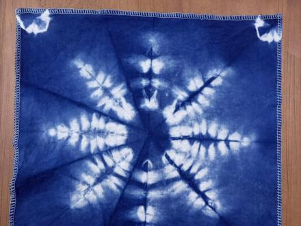 手残党也能轻松学会的雪花纹⛄️扎染教程
扎染挑战💙100种花样|第1️⃣0️⃣期:雪花纹扎染❄️
这期带大家来学一款超级简单的雪花纹扎染
手残党也能轻松上手!赶快一起看教程吧~✨
准备材料:
▫️方巾
▫️植物染
▫️橡皮筋
▫️棉线
扎染步骤:
1️⃣ 将方巾打湿后对角折叠,
用笔画出弧线📏后用橡皮筋分段捆扎
2️⃣ 放入植物染缸浸泡2分钟⏳
3️⃣ 取出后冲洗氧化变蓝,💧🔵
4️⃣ 拆开橡皮筋,超美雪花纹出现啦!太治愈了~❄️
非遗扎染真的像魔法一样神奇!💙
来张家界旅游的朋友们,快@你的旅游搭子👭
一起来张家界「非白扎染」亲手做一条冬日暖暖的方巾
送给重要的人吧~
把爱意存档💌,让这份温柔陪伴TA每一个日常✨
📍张家界武陵源军地坪街道非白扎染店(黑哥鸭王旁)
#手工作品分享 #非白扎染 #张家界旅游攻略 #张家界 #扎染教程