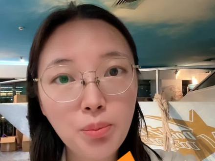 现在的迪士尼1000➕是真的可以买到33vip!!!
我不允许还有要去上海迪士尼的公主不知道
👇👇👇
🔥迪士尼 33VIP 是迪士尼乐园中一个高端的会员制俱乐部,它为会员提供了一系列的特权服务,包括但不限于优先入园、专属通道等。
.
🔥33VIP的来源主要有两种:一是票务公司,二是迪士尼的合作企业。由于33VIP不对外公开发售,因此市面上的流通渠道较为有限。
.
🔥辨别真假33VIP:
真33VIP门票上会印有33俱乐部的标识。
真33VIP拥有免排队入园的特权,使用的是小镇33通道。
真33VIP的尊享卡是纸质的,不限时,随时入园,且完全不用排队。
真33VIP不自带导游服务,但可以额外购买。真33VIP享有专属的花车位和烟花观赏位。
真33VIP数量有限,价格较高,需要提前预约。
.
🔥假 33VIP的常见套路:
假33VIP可能会使用早享卡(迪士尼酒店房卡)加门票和普通尊享卡,以及人工占位和导览服务,但这些服务并不能提供真正的33VIP体验。早上6点多就要去门口排队,很可能是使用早享卡,这是假33VIP的标志。
.
使用迪士尼酒店房卡入园,也是假33VIP。进园后才安排电子尊享卡,这通常意味着是假33VIP,因为普通尊享卡需要走优先通道,且在人多时仍需排队。
服务中包含自带导游,这通常也是假33VIP的标志。
没有提供烟花专属观赏位,而是带你去园外的露台观看,这也是假33VIP的特征。#迪士尼33 #迪士尼攻略 #迪士尼旅游攻略 #迪士尼33vip #迪士尼33vip多少钱一个