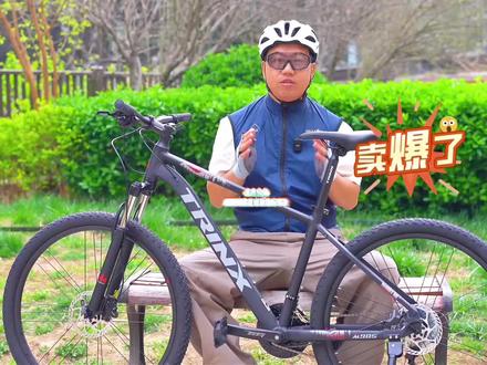 千元宝藏自行车~26款千里达m985有哪些升级,值得入手吗? 去年千元价位#自行车 爆款车型,千里达m985全新升级,有哪些具体变化,一条视频讲清楚!#骑行 #山地车 #山地车推荐 #咸鱼饼