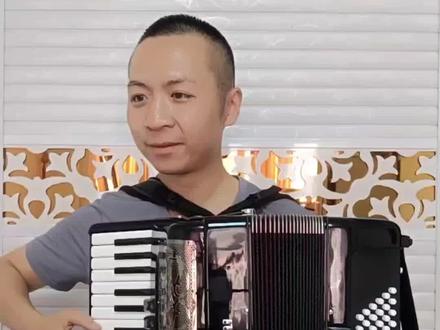 草原牧歌——选自1971年首演的舞剧《草原女民兵》,王竹林作曲,蔡福华先生改编为手风琴独奏曲,随着电影《芳华》的热映被更多观众熟知。全曲有极强的蒙古族民歌风格,展现了一幅水草丰盈、景色优美,风吹草低见牛羊的大草原景象。#手风琴演奏 #经典歌曲 #芳华