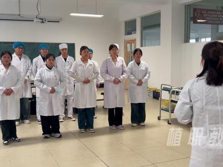 护理、医学技术专业技能考试中,仪态是留给考官的第一印象,对整体表现影响很大,非常关键。各位医护专业的考生,一定要高度重视仪态问题。#山东春考 #专业技能 #护理 #医学技术#技能考试