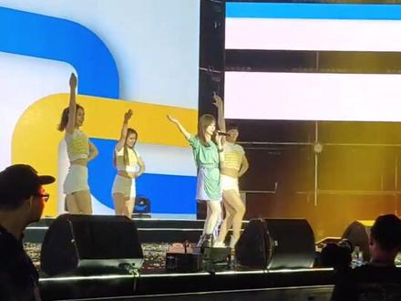 当明星伴舞没有领会明星手势的时候,就尴尬了😂给王心凌着急坏了也要完成表演#抖音小助手 #王心淩