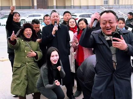 因才而聚,金牛哥,小沐哥和包总助力梦茹直播间破10000人 #郭有才 #菏泽南站 #诺言 #一五班宣传员晚秋 #拍摄现场直击 @郭有才(今晚7相聚菏泽挺卫寻梦园) @辉煌金牛¹⁹¹⁵(莱克诗瑞·丰润) @懂事长