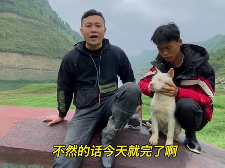 #新农人计划2022 #改造旧船 #我的乡村生活 旧船改造,第四天了!突如其来的神秘工具!加快了船底打磨进度!船底打磨结束!