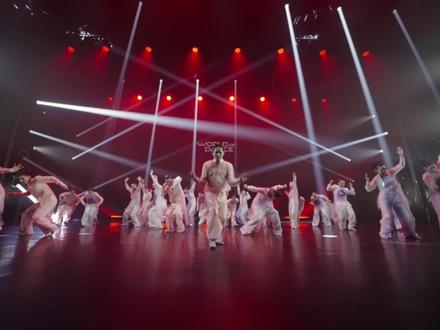 世界舞蹈大赛(WOD)中国总决赛2026|嘉宾秀 - HELLODANCE(舞台作品版),朦胧光影缓缓铺开,身体仿佛坠入一场介于现实与梦境之间的幻象。中式画风的留白美学,与梦核般迷离的氛围交织,让整个舞台像一幅正在流动的东方幻境。舞步在虚实之间游离,情绪随着音乐不断蔓延。水墨般晕染开的灯光、若隐若现的身影、层层递进的情绪张力,共同构建出一个充满梦幻感与故事感的空间。HELLODANCE用极具东方美学的舞台语言,将观众一步步拉入那场关于幻想、情绪与梦核的梦境之中。
#WOD世界舞蹈大赛 #HELLODANCE