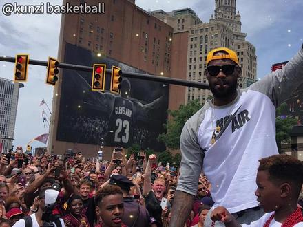 十年荣光,最后一舞:欢迎回家,勒布朗 #詹姆斯 #抖音精选