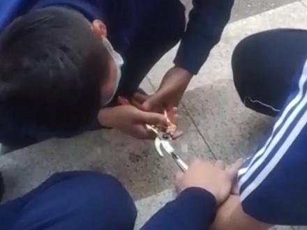 #消防救援 #消防安全 初中学生手卡白钢管内,消防员帮助成功取下@辽宁消防 @中国消防