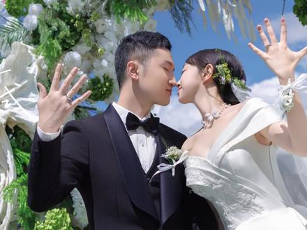 风声道贺🍃万物皆宾💒携手第九年,做了自己故事里的女主角💗🥰
#雪山婚礼 #目的地婚礼丽江 #婚礼微电影mv #三木妍目的地婚礼