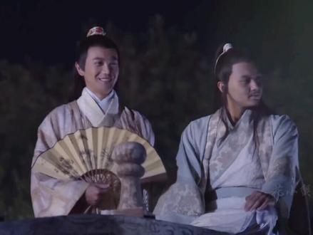 所以多年后,你专门留了和“挚友”一样的发型,对吗