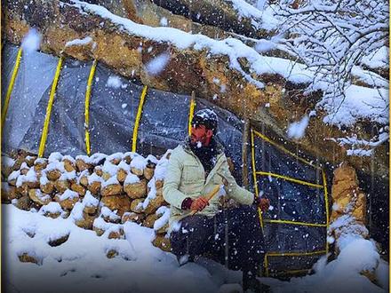 男人为了躲避极寒的雪天,在岩壁下面搭建庇护所#荒野建造 #解压#荒野求生