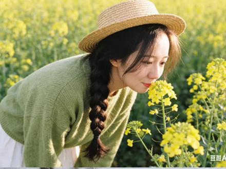 油菜花花田写真ai口令来啦#豆包P图有多权威 #豆包ai#豆包出大片有两把刷子#春日氛围感#氛围感写真 油菜花花田豆包ai写真教程 不出门也能出大片 指令:帮我生成图片:生成9张3:2比例的照片,保持人物长相不变,整体风格为日系清新胶片风,画面带轻微颗粒感,光线为暖调午后柔光(侧光45°打亮面部),低饱和暖绿色调,营造温柔治愈的氛围。
背景为满屏的充满生机的油菜花田,整体画面清新明亮,细节逼真。
人物造型
• 服装:身穿抹茶绿宽松软糯针织毛衣,白色半身长裙,整体造型温柔松弛。
• 发型:深棕色侧编蓬松麻花辫,戴着草帽,部分发丝自然散落脸颊。
• 妆容:清透裸妆,皮肤细腻。
人物动作与构图1. 侧身仰拍·治愈松弛感
俯拍角度,侧身站在花田,双手轻举一大捧油菜花,45°仰头望向镜头,眼神柔和放空,嘴角带慵懒浅笑,侧光打亮发丝与脸颊,前景油菜花虚化,画面温柔又治愈。2. 身体微侧靠向花田,一手抱一大捧油菜花,一手自然垂落轻触花枝,目光温柔看向侧方,表情松弛淡然,低角度构图让蓝天与花田同框,清新又灵动。3. 背对镜头站在花田中央,双手抱着一大捧油菜花,轻轻回头望,嘴角弯起浅笑,发丝随微风散落脸颊,背景蓝天与油菜花层次分明,氛围感拉满。4. 身体微向后仰,双手高举一大捧油菜花,目光轻闭或柔和望向上方,表情放松舒展。