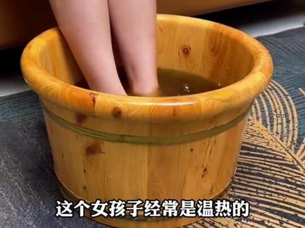 女孩子冬天手脚冰凉,痛经,试试生姜、艾叶、红花煮水泡脚, 身体温热不痛经,脸上红润有光泽#中医养生 #健康科普 #女性健康