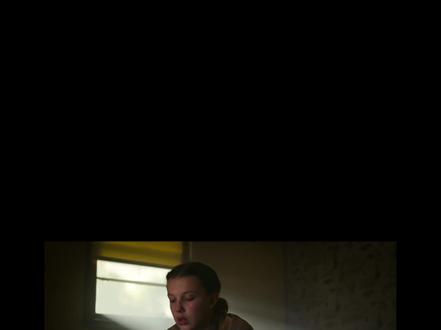 #怪奇物语
怪奇第三季的最后结局 Hopper给El的手写信📝 很真诚的语言 就是爸爸对女儿想叮嘱的话😭 看的过程中就已经泪流满面了 还以为Hopper嘎了 但是第四季千辛万苦又回来了嘿嘿
怪奇现在是我心中的美剧top 1☝️ 已经胜过shamless的存在了
好像那里建造了一个我很憧憬的世界 有至死相随的好朋友 有善解人意的妈妈 有不存在的超能力 有我渴望的善良勇敢和真诚 就像是一群不被普通人认可的人却一直在做着拯救世界的事情 我好爱怪奇物语里的所有人 那就是我所期望的友情 爱情和亲情 我的意思是我也想逃了 不知道下一次灯光闪烁会是哪个异世界了🤓
最喜欢的当然还是拥有超能力的El了 印象最深刻的那句话还得是friends don't lie 后面到第三季又多了"but boyfriends did"哈哈哈;还有准备去和大魔王单打独斗的Max说的"hide in the light"躲在光里就不会被大魔王找到了
即使被所有人质疑 但仍相信自己的儿子还活着的Will妈妈 真的我哭死 可能这就是母爱的力量;papa 实验室的doctor 但是我觉得他对El的情感已经超越了那份纯粹的实验品了 不止是单纯的掌上明珠 第四季他不希望El离开 就是认为她的能力还不足以打败大魔王 不希望她白白送死 我觉得可能只有他 Hopper和Mike 没有把El当成有超能力的机器 是真正意义上的爱她
霍金斯女战神Nancy 我承认我开始对她有点小偏见 但"后来她开的每一枪都是对她的愧疚 " 很勇敢很坚毅;超绝男妈妈Steve 所有关键时刻都是他带着那群孩子who do you work for?水手冰激凌店 笑拥了;姬圈天菜Robin 我靠简直不要太爱 一紧张就小话痨一样巴拉巴拉的停不下来;001其实挺帅一男的 为什么是反派 还是大反派最坏的那个 他和011握手相看标志的时候真的很难不让人动容
还有一些让人遗憾的配角such as: Bob差一点就能逃出实验室的遗憾 在关键时刻他真的很勇敢;Billy对他的初印象很不好 但是他最后为了救El牺牲了自己;Eddie来自异世界的死亡摇滚乐🤘🏻 很震撼 也很精彩的表演 拯救了那个所有人都对他有偏见的小镇