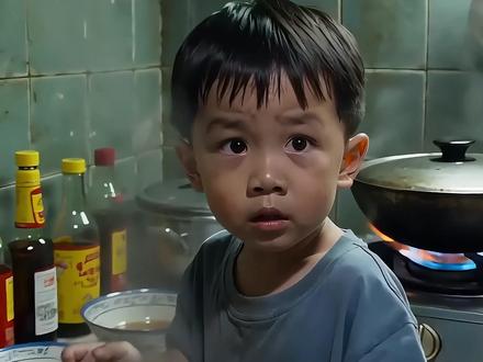 男人的一生到底是怎么过的? 小时候打碎碗被扇耳光骂“废物,生你有什么用”;
高考失利被骂“白养你十八年”;
送外卖被父亲当众嘲笑“给我们老李家丢人”;
30岁那年,我差点把这些话原封不动骂给了儿子……
从受害者,到加害者。
男人真的太难了。
你也是这样过来的吗?评论区说说👇
#男人的一生 #家庭教育 #扎心短剧 #男人 #AI短剧