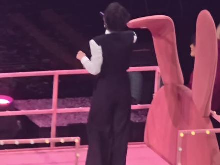 亲爱的 爱上你 从那天起~#周震南演唱会 #周震南 #周震南南京演唱会 #告白气球 @VvvVvV周震南