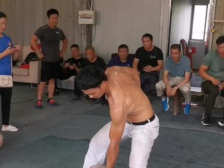 120斤的刘霸王单手举起125不👍👍👍