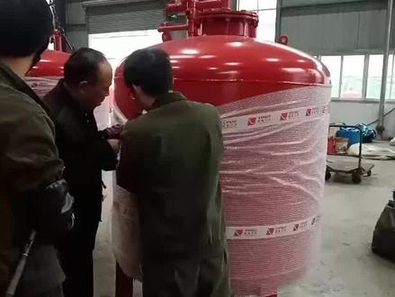 消防泡沫罐的安装需要遵循以下步骤:1.选择合适的安装位置;2.将泡沫罐固定在支架上;3.连接泡沫罐与消防系统的管道;4.安装泡沫罐的控制阀门;5.进行泡沫罐的压力测试和漏水测试;6.进行泡沫罐的功能测试。安装完成后,还需定期检查和维护,确保其正常运行。#移动式泡沫灭火装置 #消防泡沫灭火剂 #泡沫灭火剂 #抗溶性氟蛋白泡沫灭火剂 #创业 #创业之路 #实力工厂 #传递正能量 #正能量