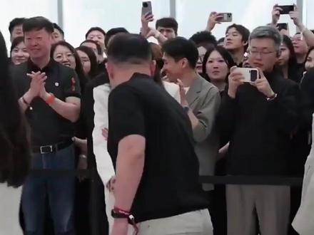 天呐!小米车主居然和舒淇握手还拿到了伴手礼#雷军带舒淇逛小米汽车工厂 #小米YU7GT交付 #舒淇喜欢小米汽车的三个理由 #舒淇
