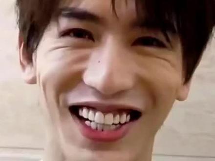 张凌赫笑起来一脸褶 #张凌赫