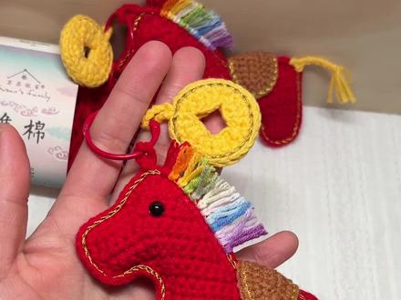 马上有钱小马钩织教程(下)来啦 毛线:@苏苏姐家官方旗舰店 四股唯棉正红51鸡黄09深棕26 钩针2.0或1.8mm
#爱手工爱生活 #手工教程 #钩织教程 #钩织小马 #视频教程