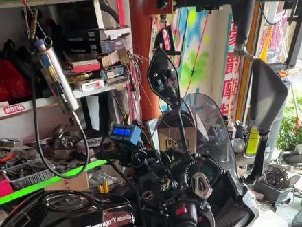 川崎系列车型在国内都有各种限制,速度或者马力上的阉割。
通过修改ecu程序的方式发挥该有的动力。 23年之前的忍者400排气头段的限制是很大的,再更换排气后配合程序调整点火 空燃比优化后动力提升相当明显 前段的扭力爆发也更快 震动更低 吊打所谓的泰版程序#ninja400 #特调程序 #改装