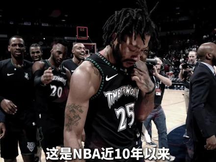 50分之夜过后,芝加哥也没忘记他们的英雄,1号球衣,终于在联合中心上空飘扬#德里克罗斯#罗斯球衣退役#公牛退役罗斯球衣