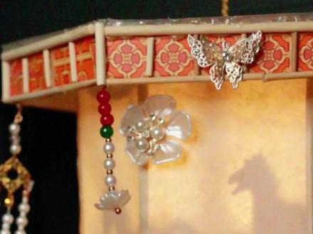 🏮新年走马灯|马儿真的跑起来了! 相传在北宋,走马灯就已经是上元节最惊艳的光景。古人说它“烛影摇红转不停”,而我把这份千年的浪漫,做成了专属马年的新春许愿灯。
当烛火点燃,热流带着纸马飞速奔跑,四蹄生风,驮着一整年的好运气向我奔来。
在这个丙午马年,借这盏小小的走马灯,祝我们:马不停蹄,奔赴山海;灯火相传,岁岁长安。让所有的美好,都在这光影流转里,生生不息。
#春节手工 #走马灯 #剪纸 #非遗中国年 #灯笼diy