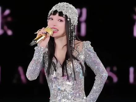 张韶涵肇庆站舞台现场换装 把小哥哥都看害羞了~#张韶涵 #张韶涵演唱会 #张韶涵肇庆演唱会