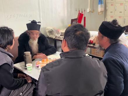 12岁少年深山拜师,111岁道医倾囊相授。 果果随杨道长一同深入深山,拜访111岁高龄陈道爷。
这位德高望重的道医,精神矍铄、慈祥和蔼,面对少年的提问知无不言、耐心教导,将毕生经验与道家智慧倾囊相授。
果果深受触动,更坚定了“做一名好医生”的初心。
感恩每一位坚守传承的师父,感恩他们对道家文化、传统医道的守护与延续;也谢谢大家一直以来的陪伴与支持,愿这份善念与文脉,代代相传、生生不息。#111岁道医 #深山问道 #道医养生 #传统文化薪火相传#金灿灿的果果@DOU+上热门 @DOU+小助手