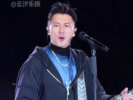为何谢霆锋演唱会总用一把“天使吉他”?看到他的后腰印记,果然与王菲复合是命中注定#谢霆锋 #王菲 #谢霆锋演唱会 #影娱热点团 #内容启发搜索