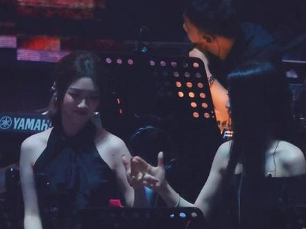 徐良演唱会上的和声小姐姐这个互动好萌,被惊艳到了!#徐良 #徐良演唱会