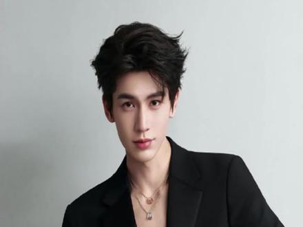 宝格丽官宣宝格丽品牌大使这一夜,顶流破圈牌面,时尚影响力,国际地位在张凌赫身上体现的淋漓尽致#张凌赫 #张凌赫出席活动 #张凌赫白发造型秒变漫画男主 #内容启发搜索 #影娱热点团