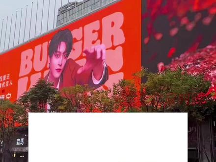 1月4日,汉堡王上线田栩宁联名周边套餐,引发线上系统崩溃。汉堡王中国道歉:瞬时访问量巨大,系统承载能力不足。网友:有人抢不到周边,有人买不到汉堡。#田栩宁