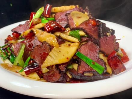 冬笋炒腊牛肉这样做太香了,不老不柴,香辣美味,下酒又下饭。 #下饭菜 #家常菜教程 #腊牛肉炒冬笋 #美食