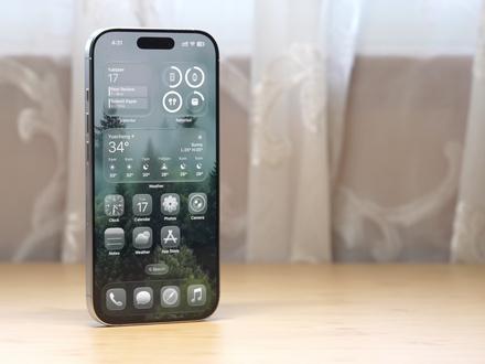 iOS 26 beta1 评测:未来 iPhone 是块玻璃 本期视频简单评测 iOS 26 的第一个测试版本。自 iOS 7 后,迎来了第二次设计的重大转变,引入了既复古又奇妙的设计风格:Liquid Glass。它让人想起千禧年后开始流行的 Frutiger Aero 设计潮,这是一个对原本枯燥的科技产品赋予鲜活、可爱的想象的年代。但随着人们对效率、实用和性能的追求,随后的扁平化设计浪潮成为主流。而在 2025 年,Liquid Glass 重新用大量精美的玻璃、圆弧、液体流动感、动画和光线反射使 iPhone UI 用起来格外晶莹剔透、层次丰富、回馈生动,也让苹果一直以来让 iPhone 成为透明玻璃的设想在具体化上迈出重要一步。然而,目前第一个测试板看来,可读性和性能优化方面仍有大量工作要做。不过,iOS 26 带来的功能和细节改进也不少...
#iOS #iOS26 #WWDC2025 #WWDC25 #iPhone