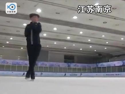年仅13岁的于之乐6岁便开始接触滑冰,成为江苏首位花样滑冰国家一级运动员,目前正备战全国花滑锦标赛。