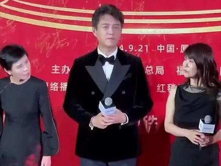 # 靳东 # 宋佳 同框亮相飞天奖颁奖嘉宾,两位在台上太幽默了?