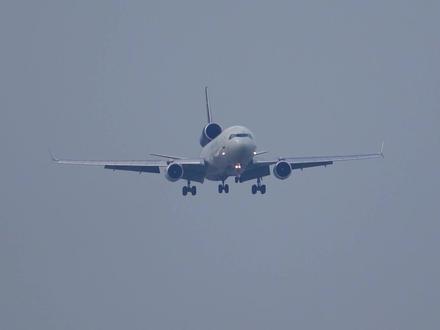 这个角落看麦道11降落,像不像背了个大炮筒一样😂 #飞机 #深圳 #麦道11 #一起看飞机 #航空