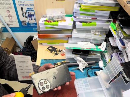 一加Acepro更换屏幕后盖#手机维修#世纪威锋#换电池世纪威锋#换屏幕世纪威锋