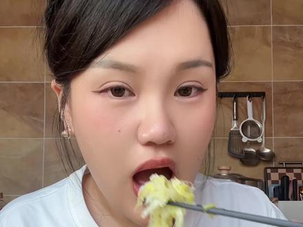 秦昊减肥法5天掉7.4斤|完整版!
终于把秦昊减肥法五天的减重期总结版剪辑出来了!成果嘎嘎好而且没反弹,因为后面我又进行了七天的复食期。不过只推荐给没什么运动量的人群作为突破平台期使用哦~
整体食谱我整理成文字:
1️⃣前五天食谱
day1:全天和流食(无糖或少糖)
day2:全天吃玉米
day3:全天吃水果
day4:全天吃蛋白质(瘦肉类鸡蛋等)
day5:全天吃蔬菜
2️⃣复食一周
day1-2:半流食(豆浆、鸡蛋汤、粥等等)
day3-7:蔬菜肉类为主,不要太油腻,不要大鱼大肉暴饮暴食,让身体适应新体重,循序渐进恢复正常饮食。这样不仅不会反弹还会继续瘦一点哦~
最后希望大家都能健康的拿到好结果!
#省钱风自律美食