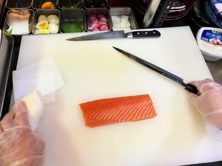 今日分享三文鱼中腹(含鱼柳),从去皮到切片全过程。#三文鱼切片 #三文鱼 #三文鱼刺身 #三文鱼刺身切片方法 #三文鱼中腹