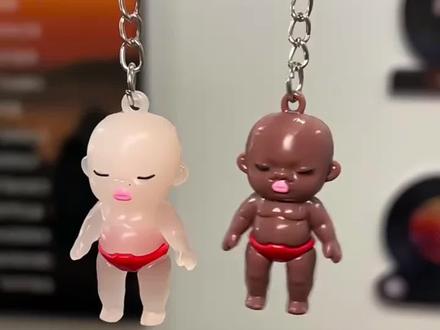 我买了一只很离谱的娜塔莎…我的娜塔莎会变色!好朋友整一个?#娜塔莎 #玩个很新的东西 #抽象 #变色 #挂件