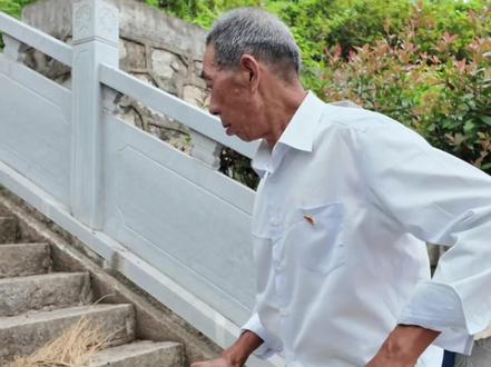 在红十五军诞生地湖北黄梅县吴祥村,八旬老党员吴启安二十余年守护五百英魂。他日复一日擦拭守护的,正是屹立不倒的大别山精神。(记者/剪辑:湖北日报全媒记者曹雯 黄冈融媒齐鹏超 何皎月 黄梅融媒王晶 通讯员吴慕枫 郑鉴峰 编发:文捷)