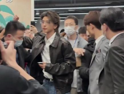 坤坤空降腾讯音乐总部,贴脸给员工送上新年礼物#蔡徐坤