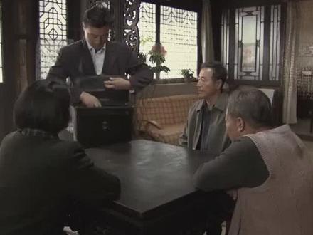 男子给大伙分钱,三人红包打开傻眼了