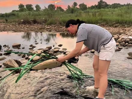 工地上捡的打包带做个背篓,实用又方便 #废物利用#手工编织
