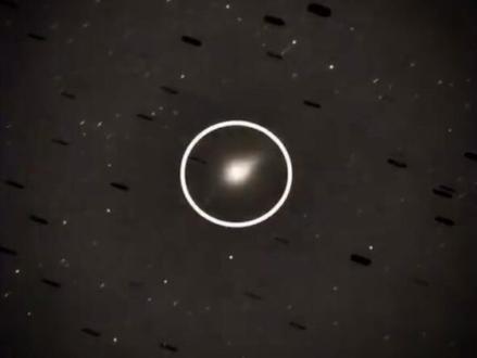 C/2025 V1(鲍里索夫彗星)确是2025年11月太阳系迎来的又一重磅天文发现,但它大概率并非星际天体,且和3I/ATLAS无关联,所谓“位置完美”只是巧合,以下是关键细节梳理 :
1. 发现与基础参数:11月2日,曾发现2I/鲍里索夫彗星的天文学家根纳季·鲍里索夫,再次发现这颗新天体,其轨道偏心率达1.0095,看似符合星际天体的双曲线轨道特征,且预计11月16日抵达近日点,距太阳仅0.46天文单位。初期观测仅见彗发,后续才观测到一条短彗尾,这一现象更多是其物质挥发程度较低导致,并非异常特例。
2. “星际访客”身份存疑:尽管轨道看似呈双曲线,但科学界普遍认为它大概率源自太阳系边缘的奥尔特云。因为其偏心率仅略超1,若将轨道推算至1000个天文单位的远日点,偏心率很可能降至1以下;而且木星的引力扰动或自身气体逸出,都可能让它在观测中呈现出暂时的双曲线轨道假象,并非真正来自太阳系外。
3. 与3I/ATLAS无关联:3I/ATLAS是今年7月发现的第三颗确认的星际天体,而C/2025 V1和它的轨道平面几乎垂直,轨道最近点相距7500万公里,无外力推进的情况下实际最近距离更是不小于2.25亿公里。哈佛的勒布博士也通过数据分析证实,若没有非引力推进,两者绝无关联。🚨突发新闻:地球和3I/ATLAS之间刚刚出现一个全新的星际物体! ☄️
天文学家于11月2日发现了C/2025 V1(鲍里索夫彗星)——另一颗来自太阳系外的双曲线轨道彗星(e>1.009),而且是由发现2I/鲍里索夫彗星的同一位天文学家发现的!39 62
它正好位于地球(距离0.71天文单位)和室女座3I/ATLAS卫星(距离2.2天文单位)的正中间——最初的报告显示没有彗尾,只有彗发。最近的观测证实它有一条短彗尾,但这仍然非常奇怪。
近日点11月16日,距离0.46天文单位。一年内出现两颗星际访客,而且位置完美?太空远比我们想象的要复杂得多……真相就摆在我们眼前。#3iatlas #彗星 #上热搜 #抖音推广