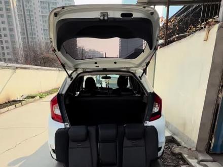 后排座椅放倒,躺平露营都够用,本田飞度的精髓就俩字:能装!魔术座椅一翻,后备箱直接扩容,搬家拉货全拿捏!折叠立起,大件物品轻松塞!魔术空间太香了,改飞度的车友集合!你们的魔术空间都用来干啥了?评论区晒图 #飞度 #飞度魔术座椅 #魔术座椅 #飞度改装