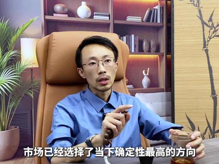 A股半导体分化,英伟达Rubin成科技股真主线! 昨天华为韬定律狂拉半导体,今天开盘就被套,这其实是主力玩的交易套路,大题材不可能一日游!但当下真正科技主线已经明确:英伟达Rubin产业链 !下半年量产时间确定+BOM表透明,业绩可量化,市场已经做出选择。新架构导致GPU、CPU格局生变,单一炒显卡时代落幕。A股三个方向中有国产替代硬逻辑:PCB高端板材与配套配件产能紧张,MLCC单机用量大幅激增,上游粉体供货短缺。ABF 载板核心材料被海外垄断,供需缺口长期存在,三大细分赛道景气度拉满,国产替代迎来重大机遇#财经 #金融 #生益科技#兴森科技 #电子布
