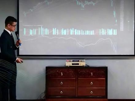 金正大,如何改写逻辑? 金正大,三连板,一路高歌猛进,但市盈率却是负235倍,市净率也冲到历史高位!营收73个亿,净利润反而亏了2900多万!是不是听着特别魔幻?负债率82%,基本面堪忧,股价却像坐了火箭,主力这几天狂买近3000万。今天我们就撕开财报,看看这波到底在炒什么,还是又一场击鼓传花的游戏?政策面上,美国把磷列为战略资源,印度那边尿素招标又创了新高,咱们国家也出了文件力挺磷化工高效利用。金正大,既是复合肥老大,又在搞磷酸铁锂的新能源材料,完美踩中了所有热点。这就给市场提供了巨大的想象空间。但是问题来了!想象很丰满,现实很骨感。咱们看看它前三季度的成绩单:营收73个亿,同比增长14%,没问题。可净利润呢?亏损接近3000万!虽然经营活动现金流有2个多亿,说明回款还行,但80%多的负债率就像悬在头顶的剑。机构预测它今年每股收益也就一分八,对应市盈率高达140多倍,跟现在负235倍的市盈率形成了巨大反差。这就引出了一个灵魂拷问:市场到底在交易它什么?如果是豪赌新能源转型,那万一磷酸铁锂赛道价格战打起来,它的高估值还能撑得住吗?最后提醒一句,技术面确实突破了,布林带都撑开了,但历史分位这么高的市净率,是情绪的狂欢,也是风险的聚集地。对于普通散户来说,追高之前,一定得问问自己:我是那个愿意为梦想买单的人吗?记得,投资有风险,入市需谨慎。#金正大 #磷酸铁锂 #磷化工龙头 #磷概念股